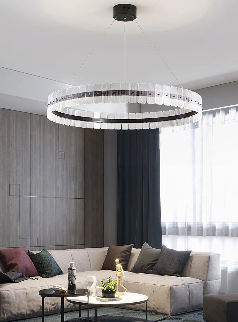 The black metal frame is matched with clear acrylic material, and the light shines through, spreading a warm atmosphere.