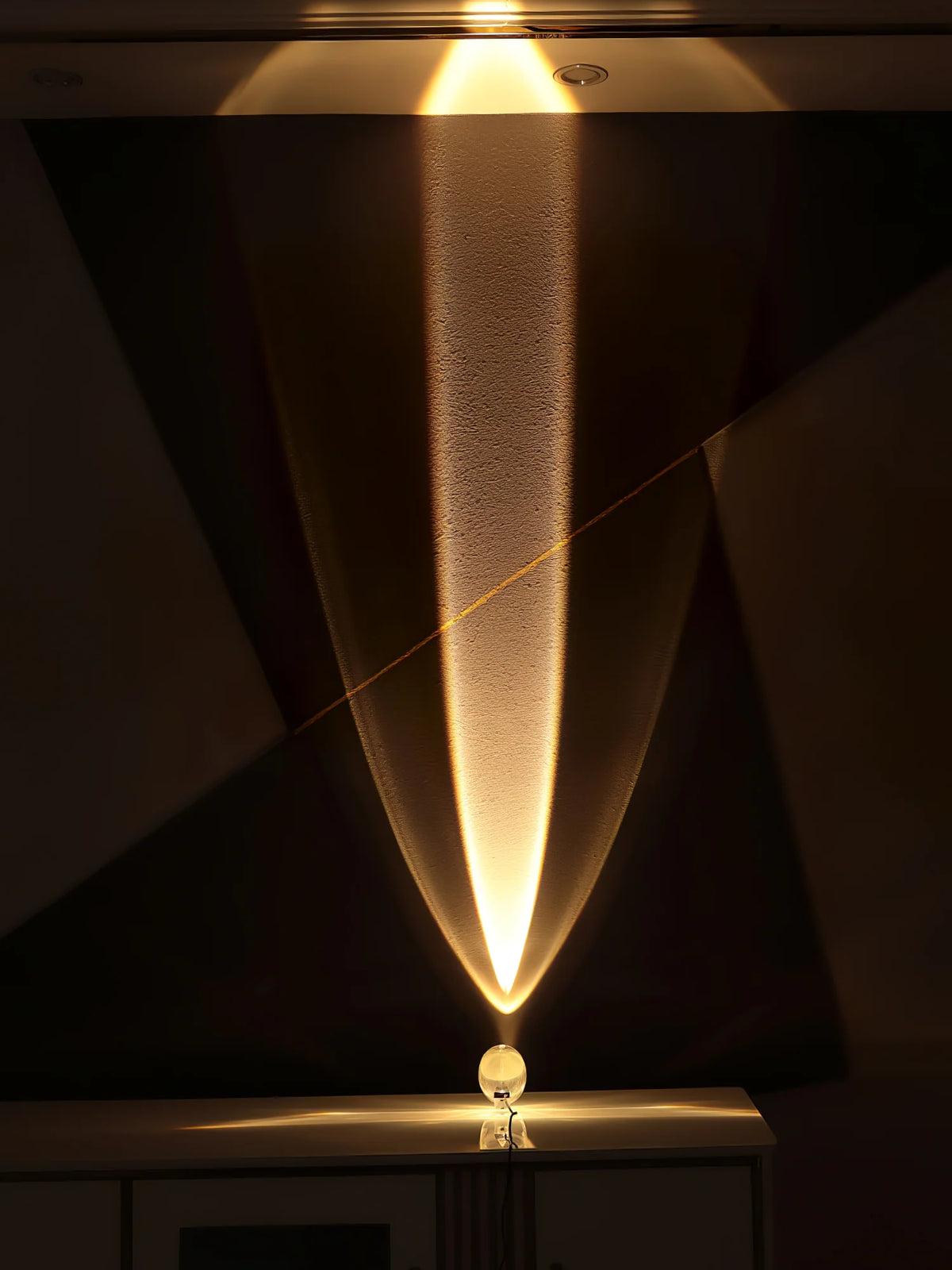 Trendy desk light: bullet design projects light, enhancing room’s modern vibe.