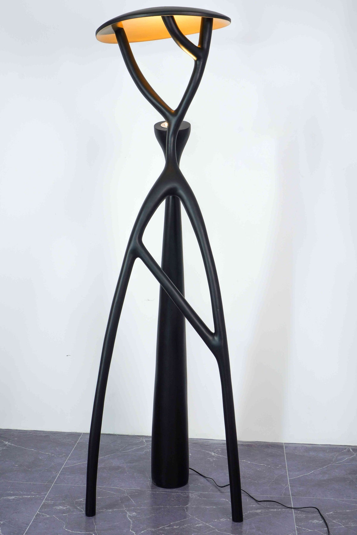 Stylish Floor Lamp: Black branch-like structure becomes a highlight in living room decor.