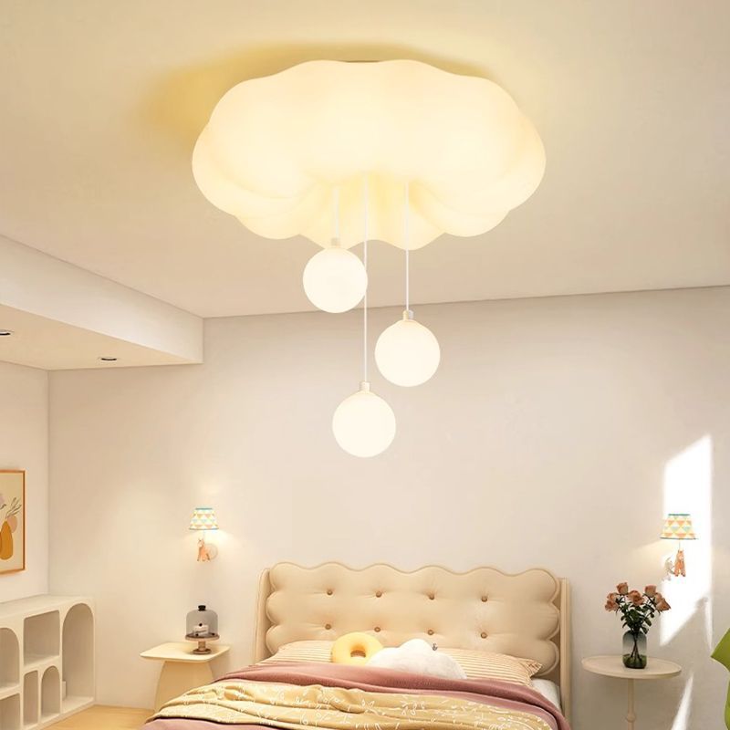 Cloud-shaped ceiling lamp in the child's room