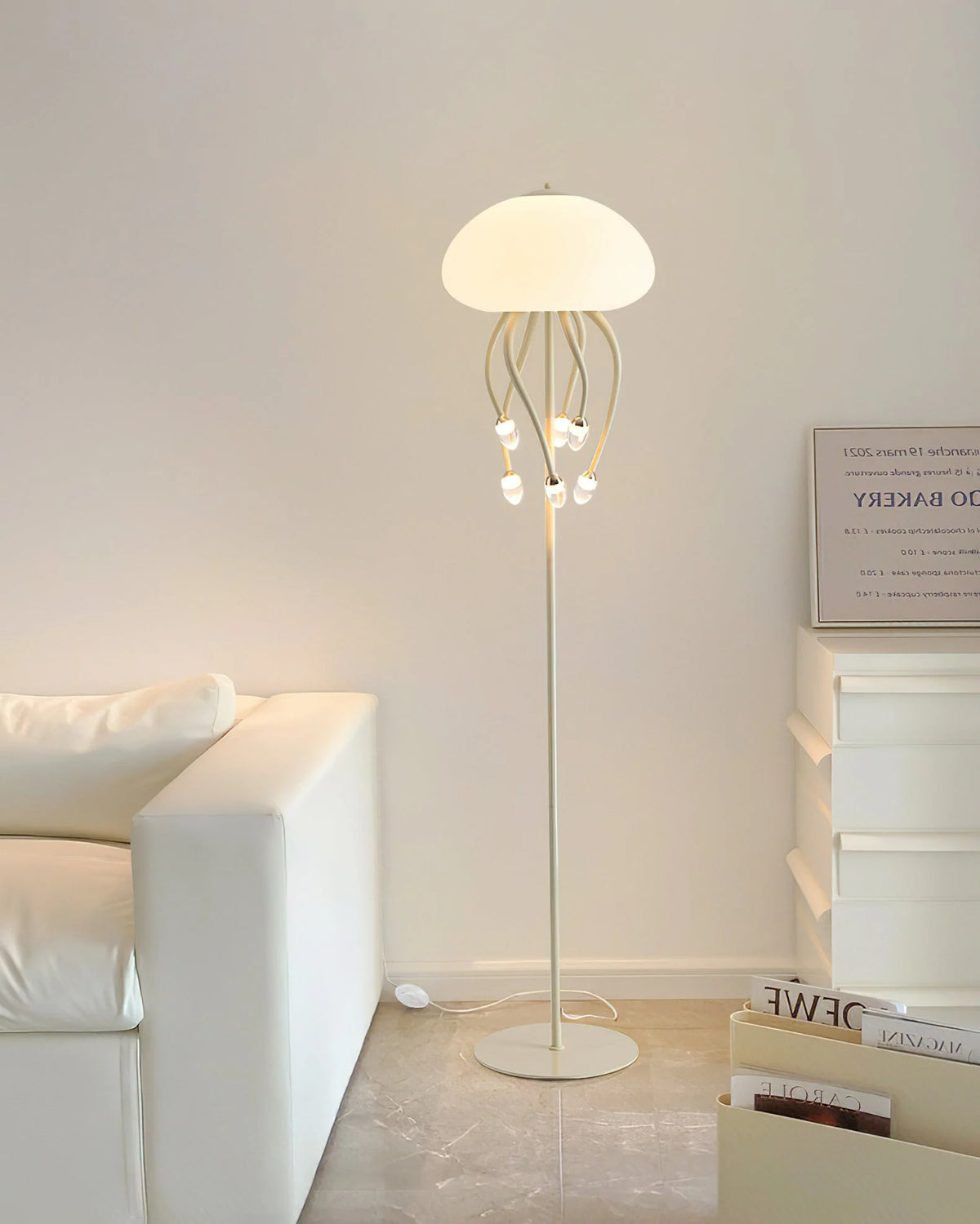 Oceanic charm: jellyfish-themed floor lamp made with metal and smooth acrylic details.