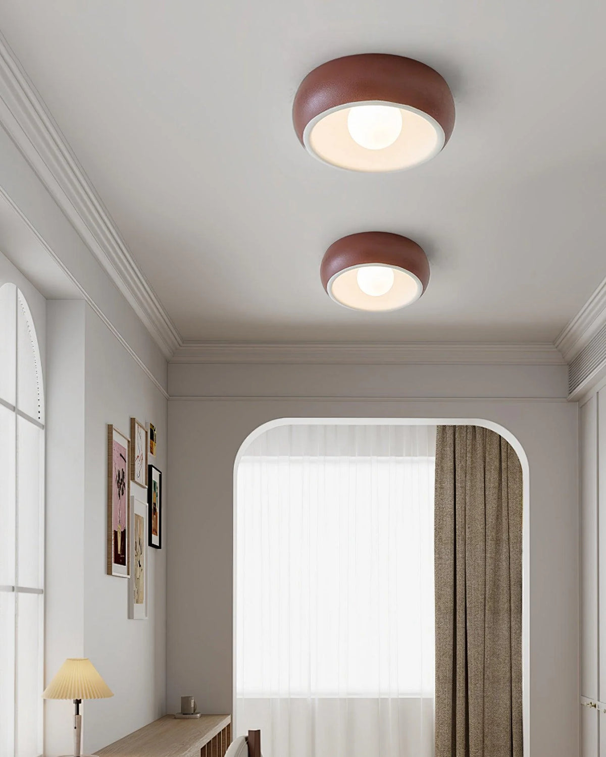 Two brown-red ceiling lamps are embedded in the ceiling, and soft light is sprinkled.
