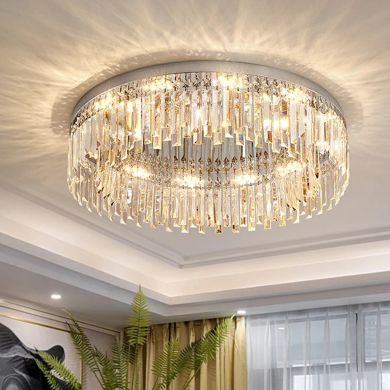 On the indoor ceiling, the round crystal ceiling lamp is dazzling.