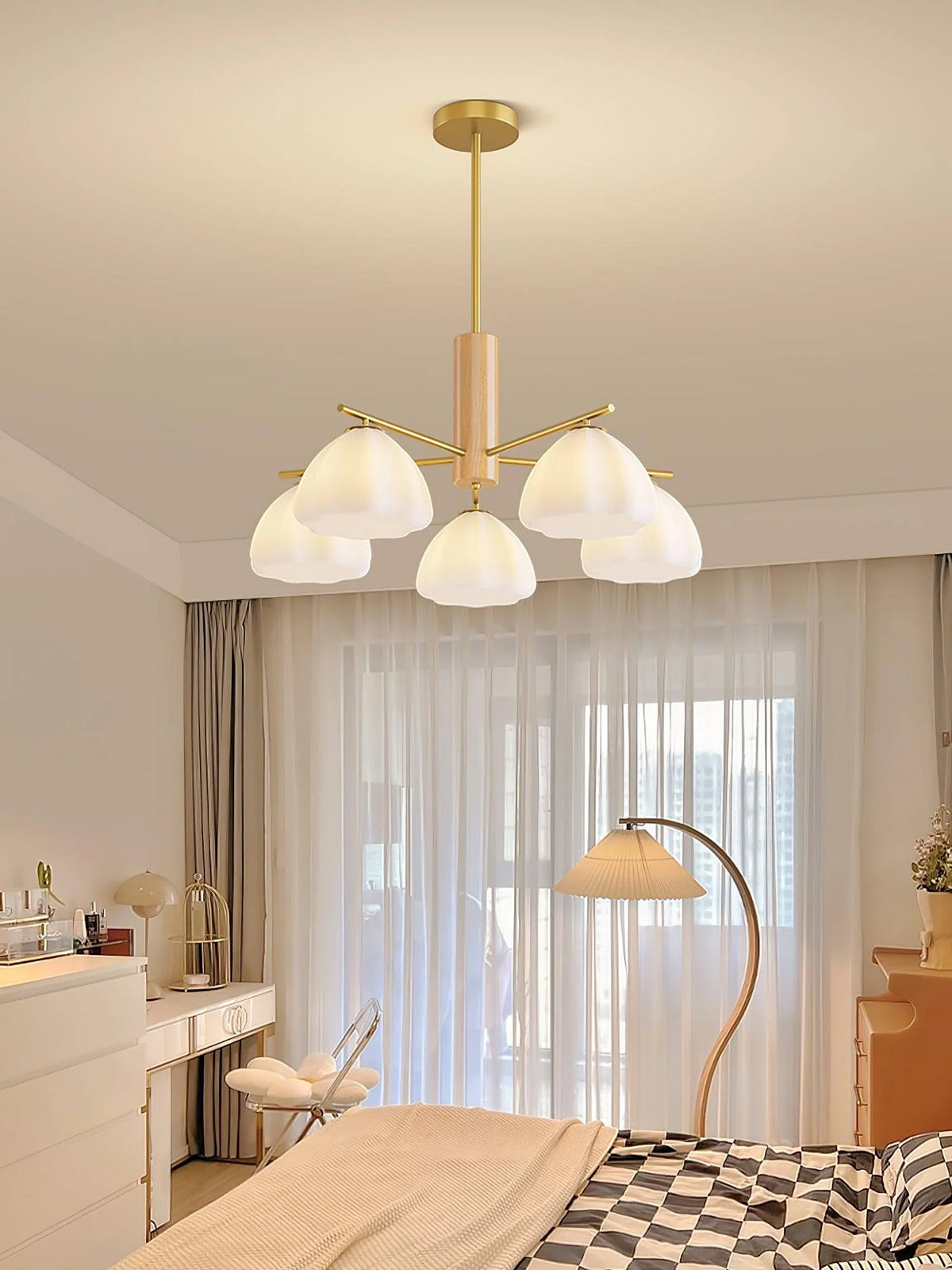 Crafted in modern pastoral style, this flower chandelier uses white floral elements