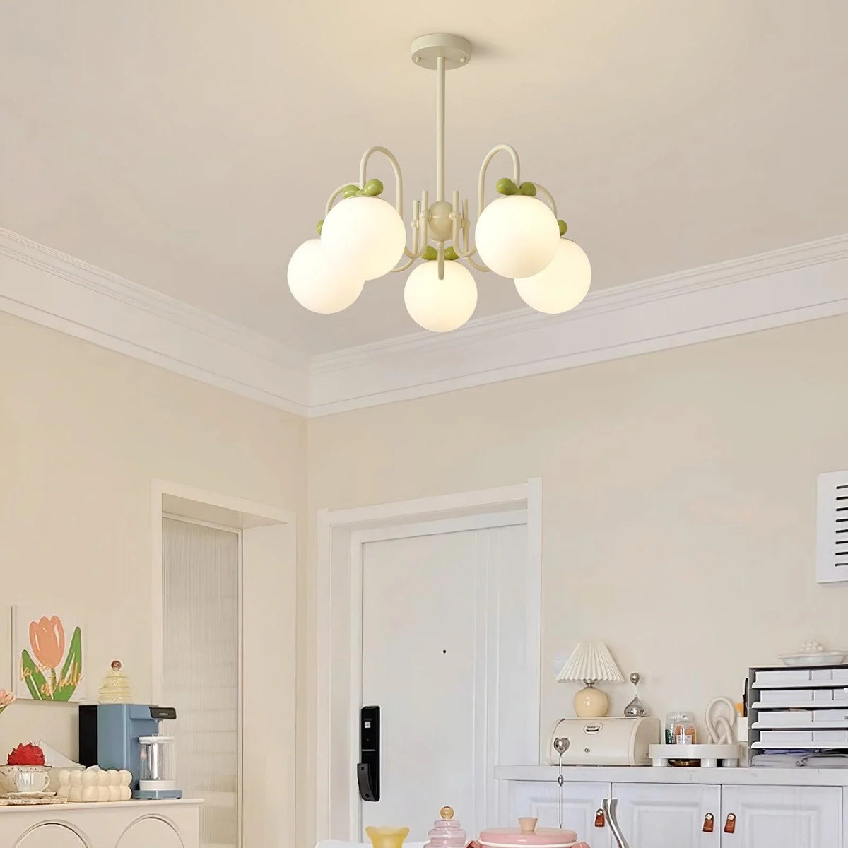 Sweet design: white globes and cherry elements make this chandelier a decor highlight.