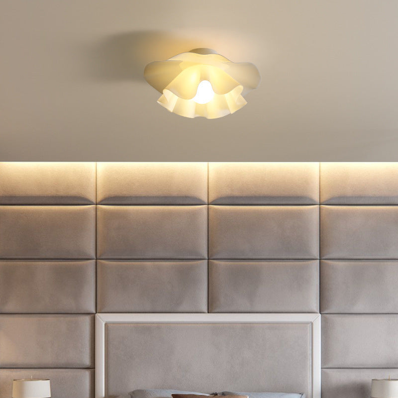 Walking into the bedroom, the sight is attracted by a unique petal-shaped ceiling lamp on the ceiling, with warm light pouring.