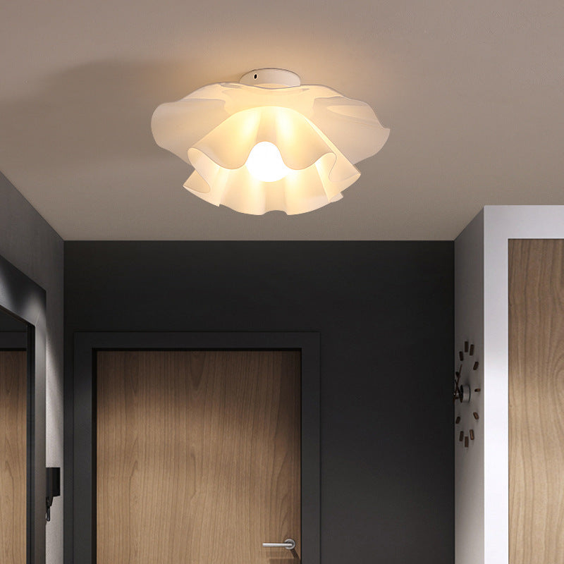 Walking into this corridor, a petal-shaped ceiling light made of acrylic above your head is particularly eye-catching.