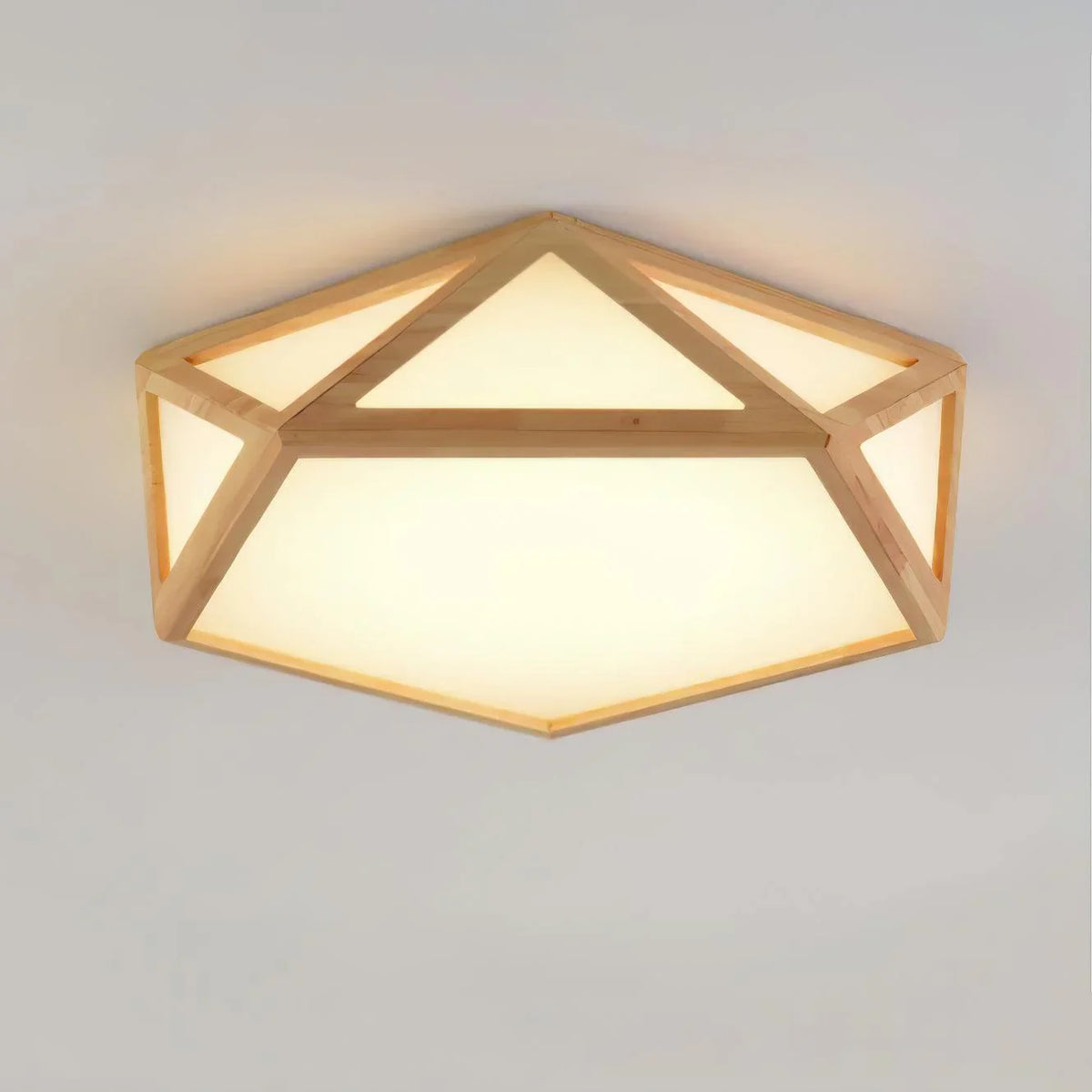Featuring a striking polygonal structure, this wooden ceiling light suits Nordic or minimalist spaces
