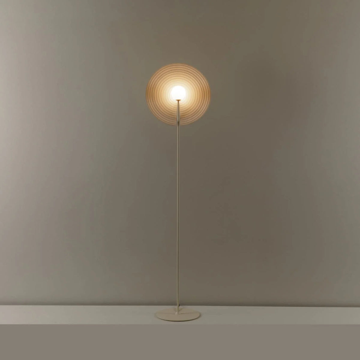 Minimalist floor lamp uses a slim pole to connect the circular shade, outlining unique beauty with simple lines.