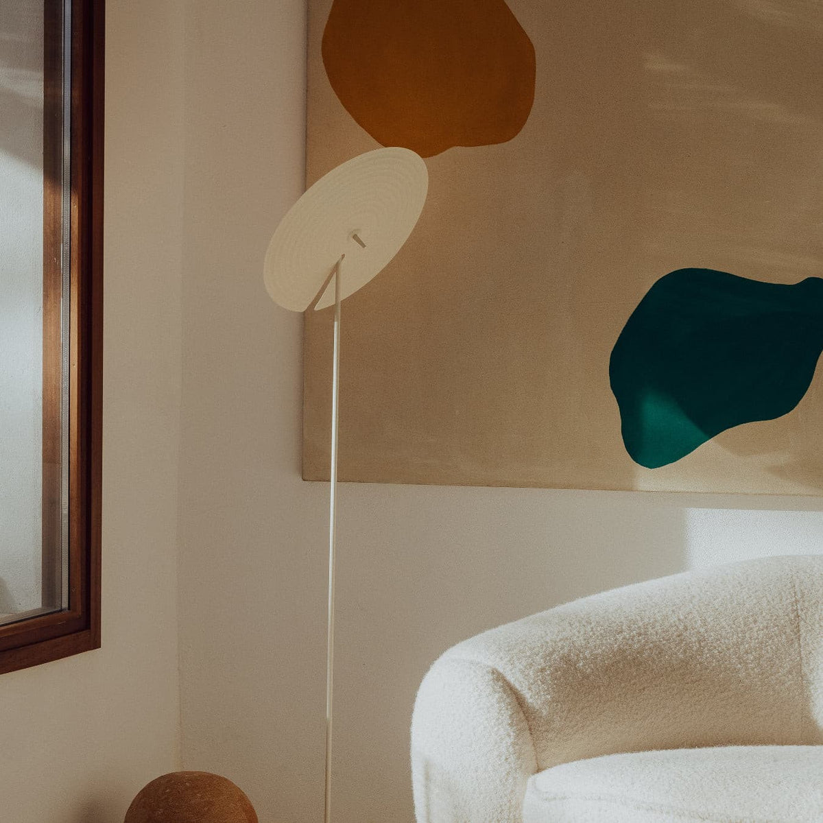 floor lamp infuses retro record elements, bringing distinct design appeal to modern homes.