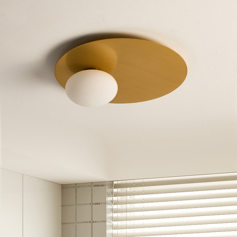 The Simple Oval Ceiling Light has a heavy and shiny texture, showing a low-key luxury.