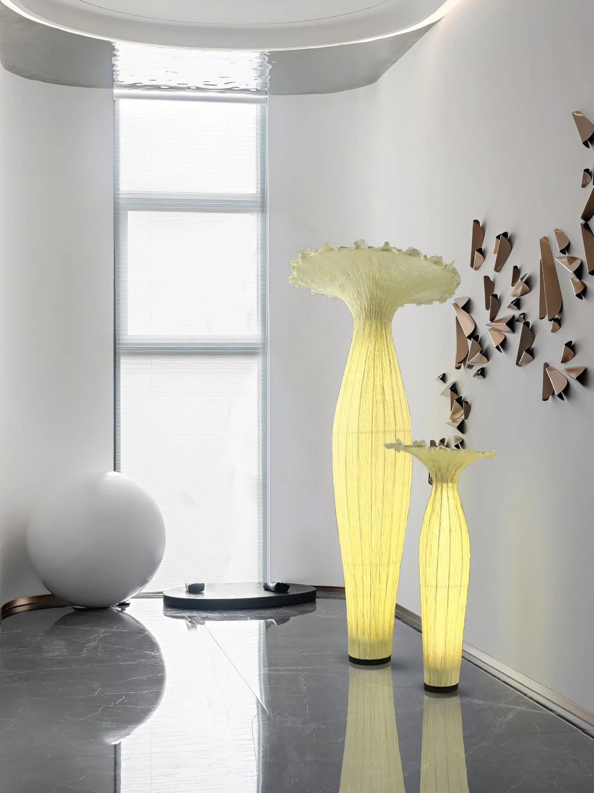 One large and one small vase floor lamp decorates the end of the corridor on the high floor.