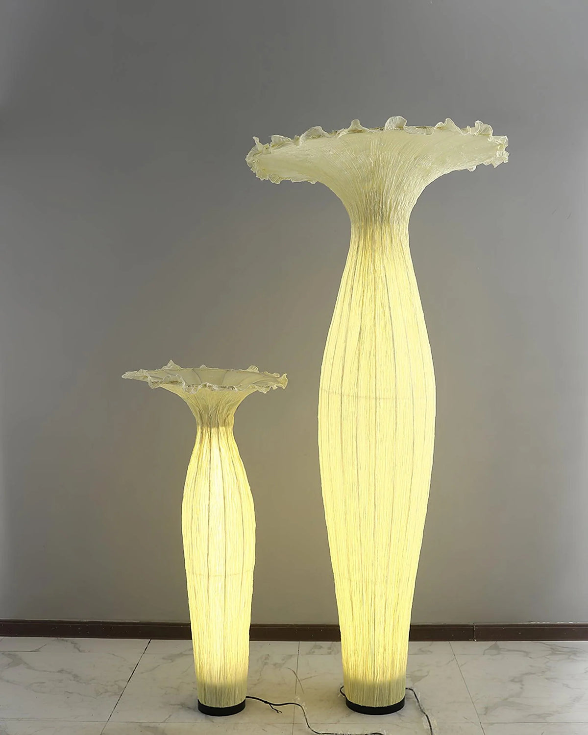 The small and large Vase Floor Lamp shine side by side, and the light shines through the lamp body, which is very beautiful