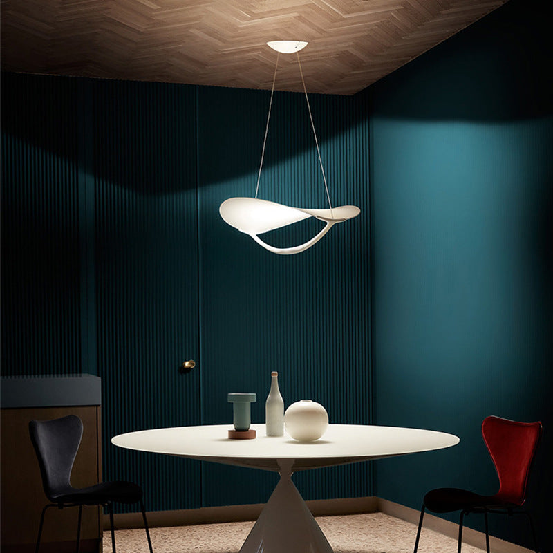 The perfect combination of elegance and functionality: Plena chandelier, lighting up your living art