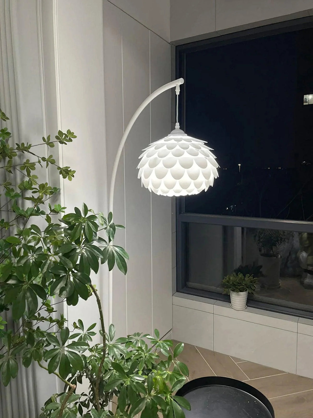 The pine cone floor lamp provides comfortable lighting for the balcony at night