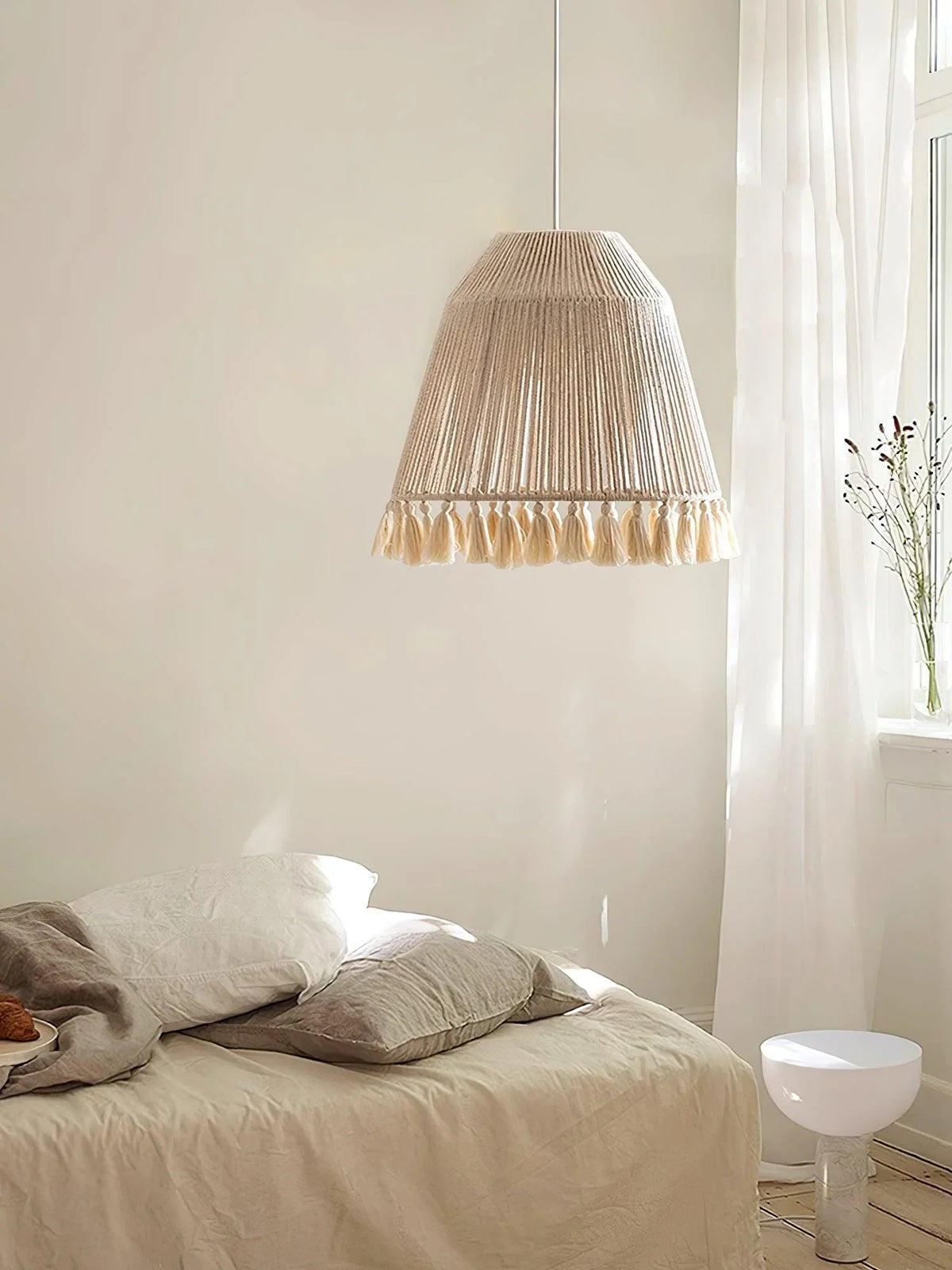 The pendant light named after the tassels decorates the bedside