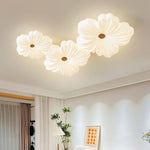 The petal-shaped ceiling lamp illuminates the Nordic-style living room