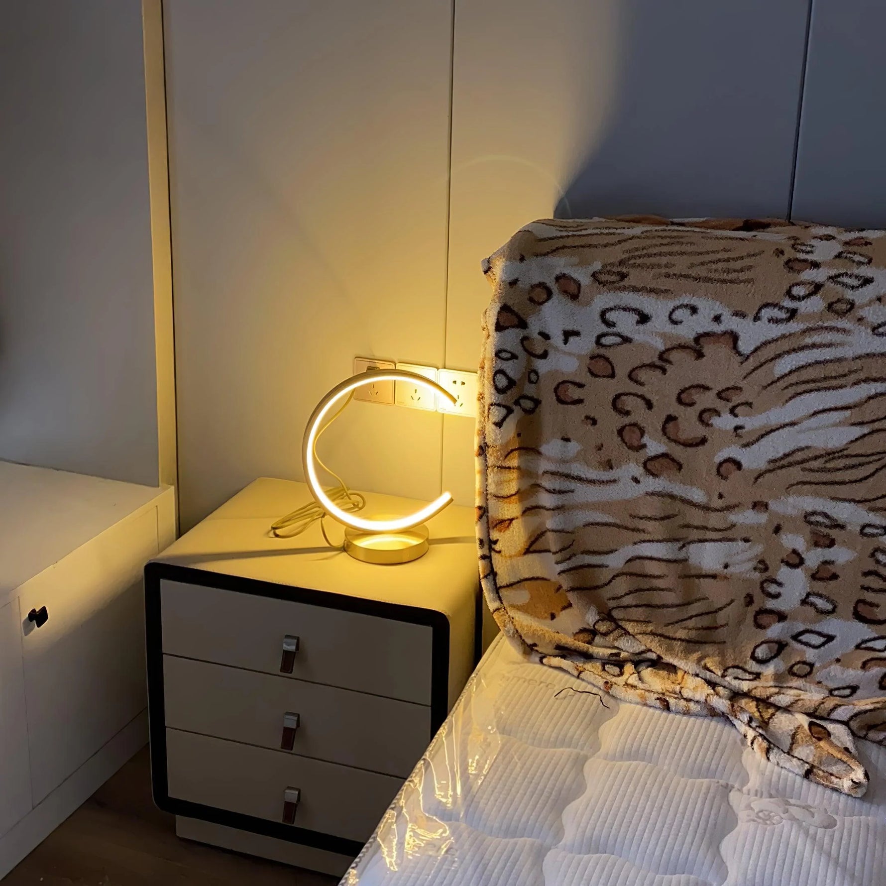 Gold Round Table Lamp 15