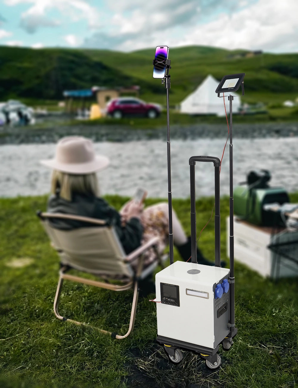 Many people like to carry a trolley-style portable solar power bank when they go out.