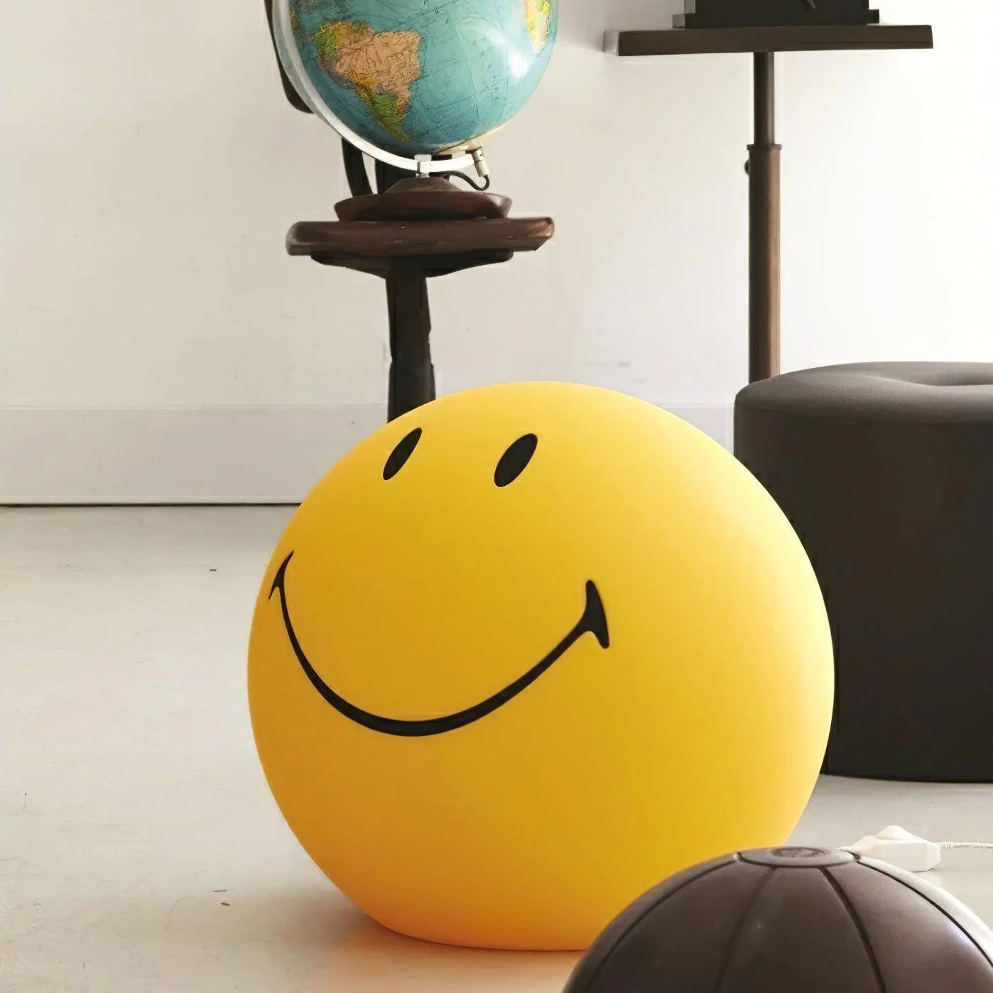 Maria_Smile_Table_Lamp-12