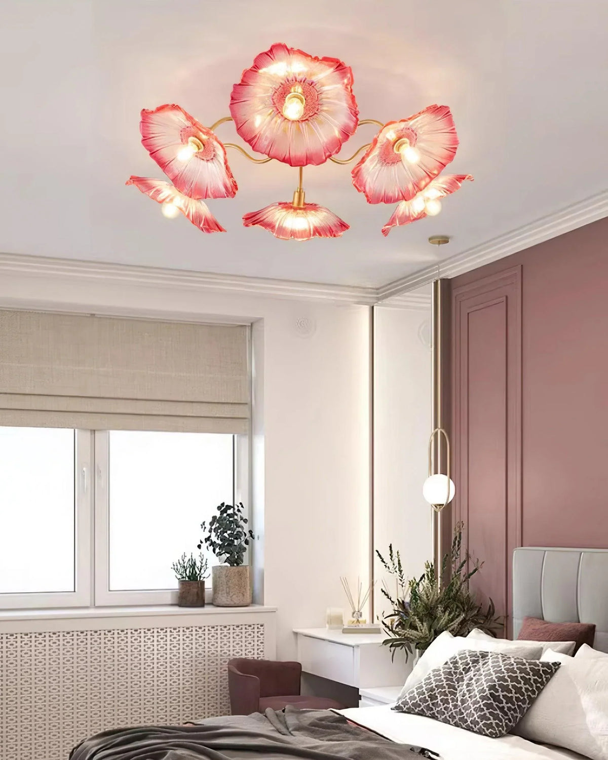 The glass flower-shaped ceiling lamp lights up the Nordic-style living room