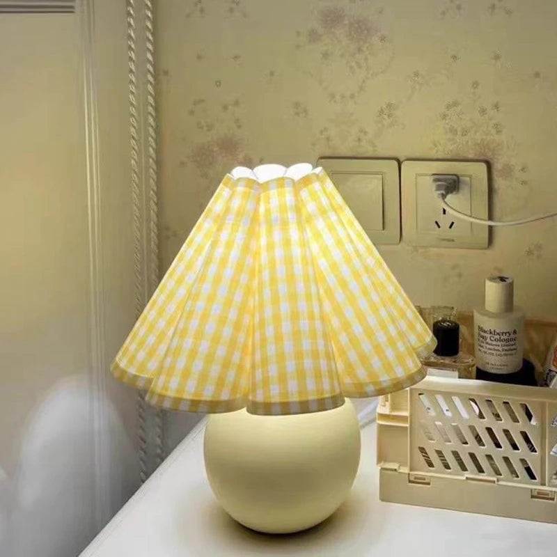 Plaid Pleated Desk Lamp-9