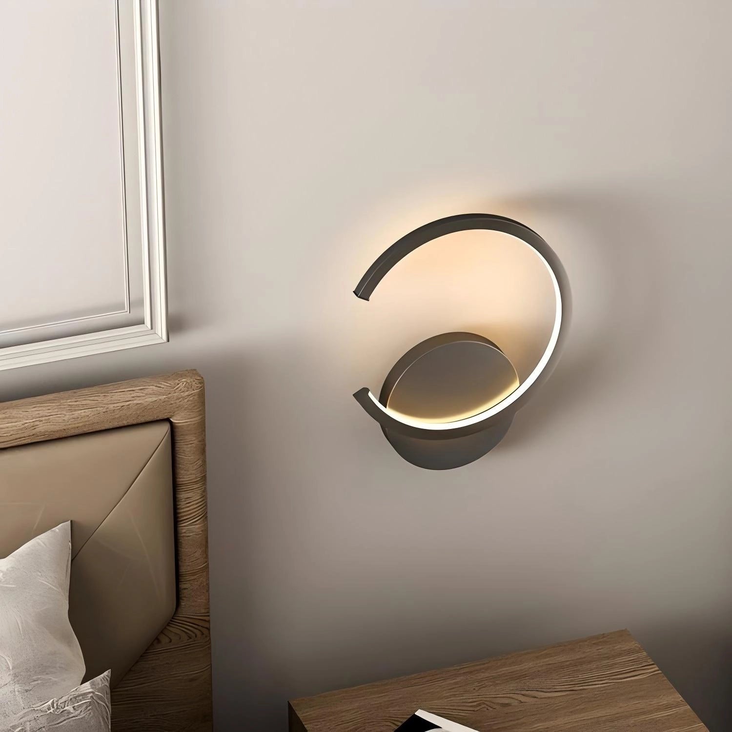 Ring_Decor_Wall_Lamp_near_the_bed