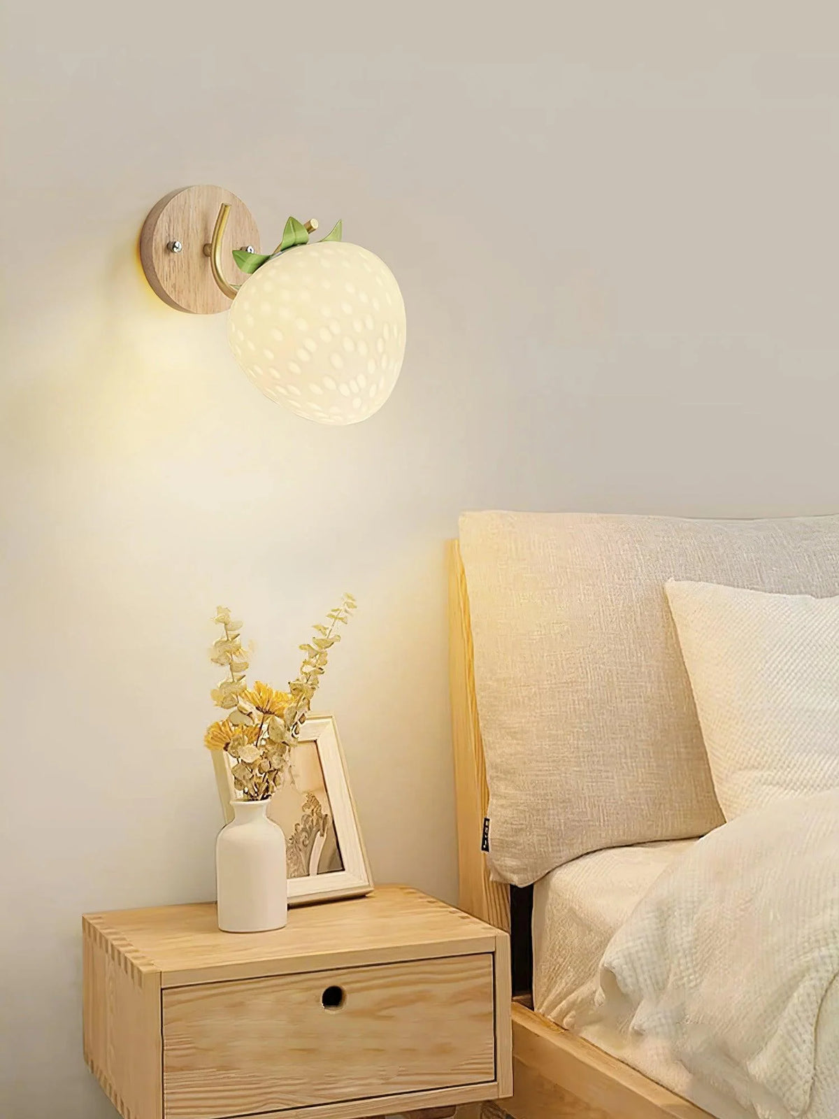 Strawberry_Wall_Lamp_3