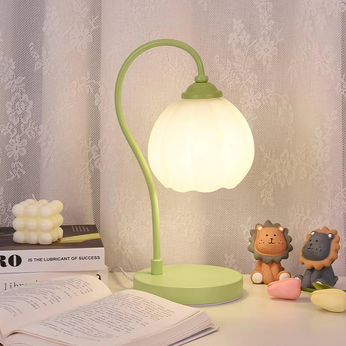 Tulip_Shaped_Table_Lamp_12