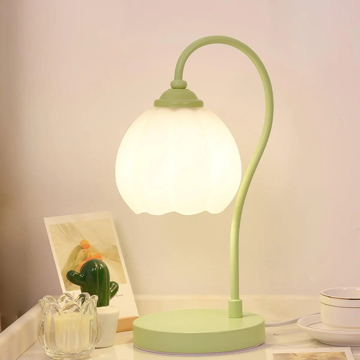 Tulip_Shaped_Table_Lamp_2